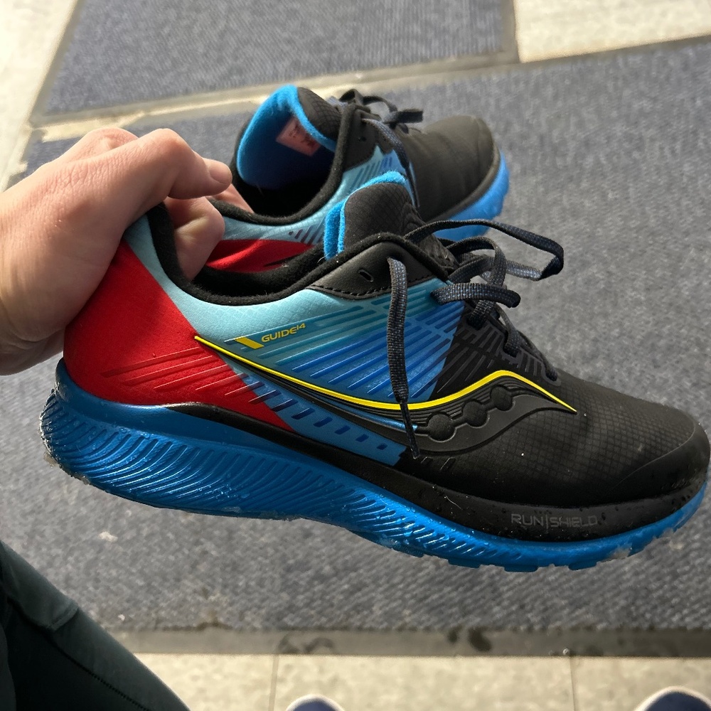 Woman’s size 10 saucony runshield shoes